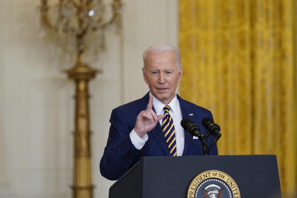 Sondeo: La popularidad de Biden toca fondo al año de mandato