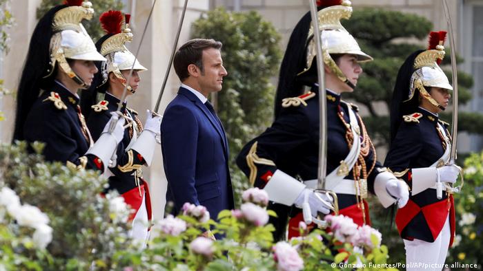 Macron promete una Francia "más fuerte" al asumir nuevo mandato
