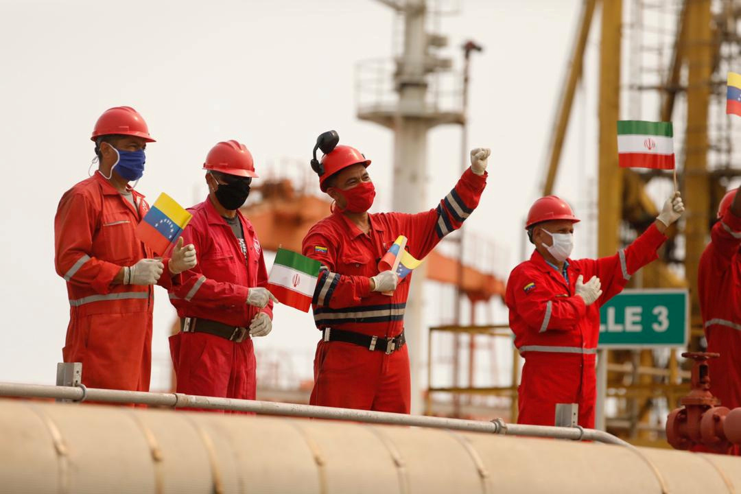 Francia dice que está considerando comprar petróleo de Irán y Venezuela