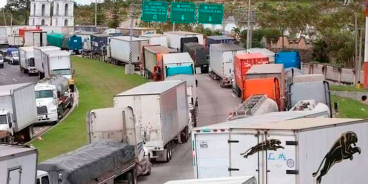 Tras acuerdo con gobierno y empresarios, transportistas de carga suspenden paro nacional