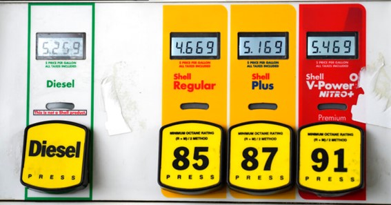 Biden estudia eliminar temporalmente los impuestos de la gasolina: así rebajaría su precio hasta 18.4 centavos por galón